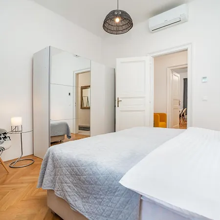 Апартаменты Cute With Terrace And Ac